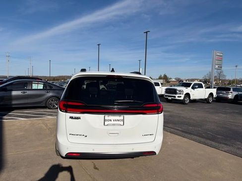 Used 2025 Chrysler Pacifica Limited image 5