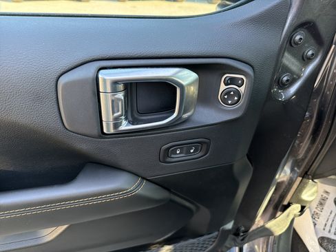 Used 2025 Jeep Wrangler Unlimited Sahara AWD/4WD image 15