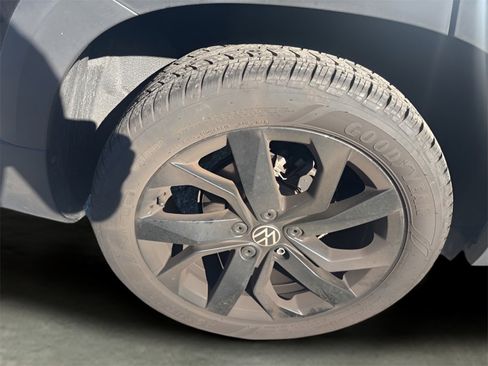 Used 2024 Volkswagen Taos SE w/ Panoramic Sunroof Package image 7