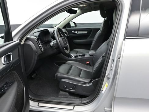 Used 2025 Volvo XC40 B5 Plus image 9