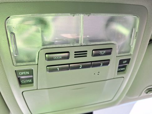 Used 2017 Toyota Highlander XLE image 28