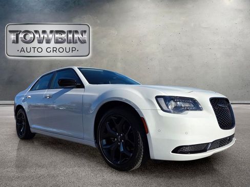 Used 2023 Chrysler 300 Touring w/ Safetytec Plus Group RWD image 2
