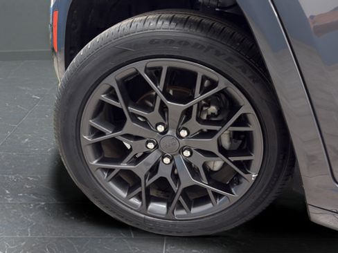 Used 2025 Jeep Grand Cherokee Summit w/ Obsidian Package AWD/4WD image 37