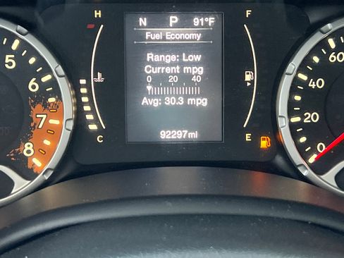 Used 2015 Jeep Renegade Latitude FWD image 33