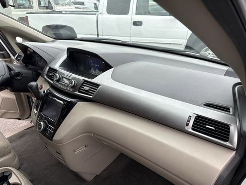 Used 2017 Honda Odyssey SE image 24