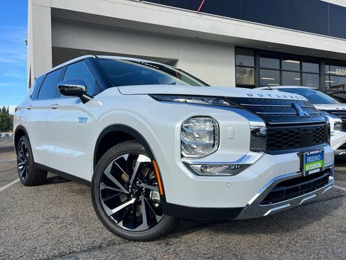 New 2025 Mitsubishi Outlander SE image 2