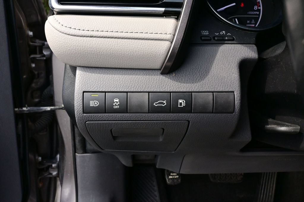 Used 2018 Toyota Camry SE w/ Moonroof Package FWD image 16
