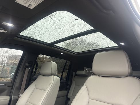 Used 2023 GMC Yukon XL SLT w/ SLT Premium Package image 28