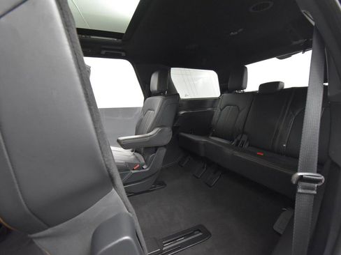 Used 2024 Ford Expedition Platinum image 39