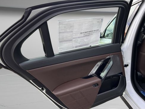 Used 2025 BMW 750e xDrive w/ Executive Package image 30