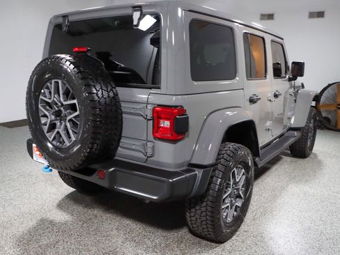 Used 2022 Jeep Wrangler Unlimited Sahara w/ Cold Weather Group AWD/4WD image 7