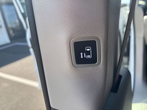 Used 2022 Chrysler Voyager LX FWD image 28