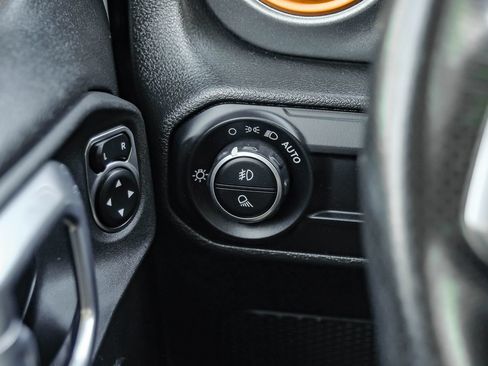 Used 2023 Jeep Gladiator Mojave AWD/4WD image 31