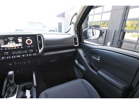 Used 2025 Nissan Frontier SV RWD image 9