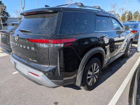 Used 2023 Nissan Pathfinder SL image 2