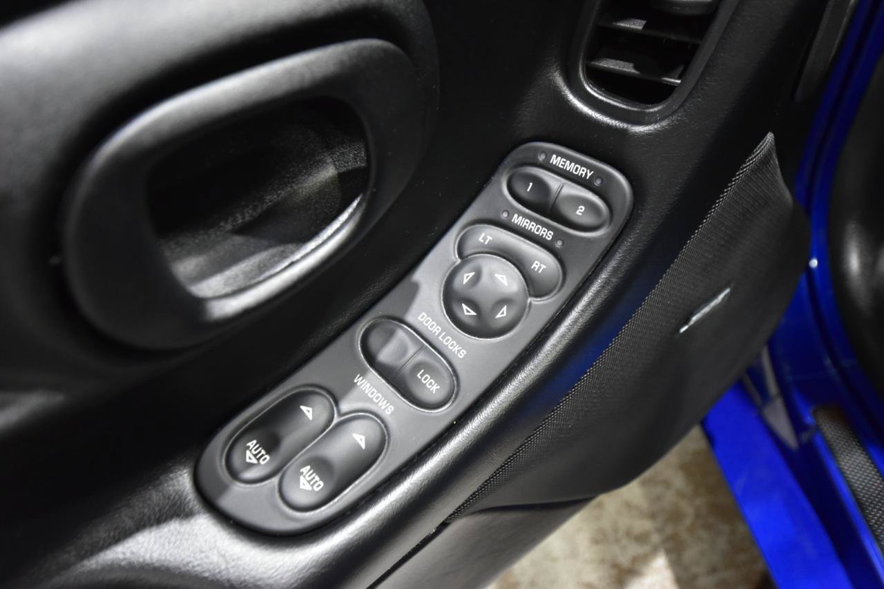 Used 2004 Chevrolet Corvette Z06 w/ Z06 Preferred Equipment Group RWD image 12