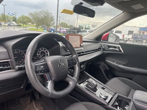 Used 2022 Mitsubishi Outlander ES image 17