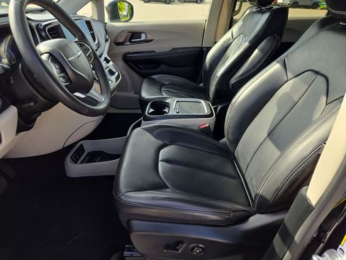 Used 2023 Chrysler Pacifica Touring-L FWD image 16