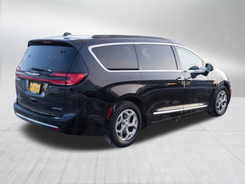 Used 2023 Chrysler Pacifica Limited image 7