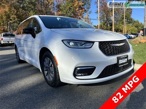 Certified 2024 Chrysler Pacifica Select image 2