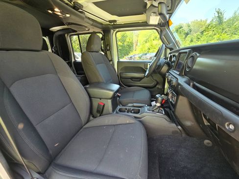 Used 2023 Jeep Gladiator Sport AWD/4WD image 16