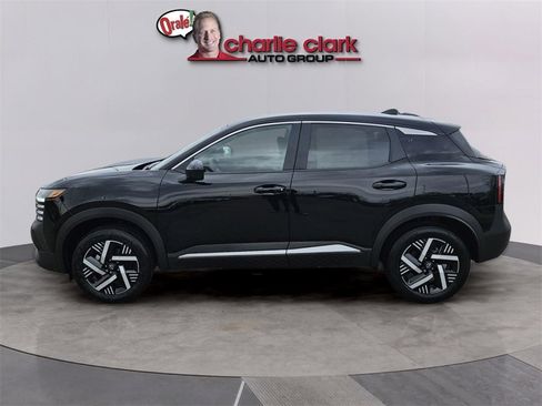 Used 2025 Nissan Kicks SV image 3