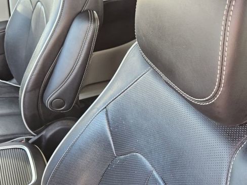 Used 2023 Chrysler Pacifica Limited image 25