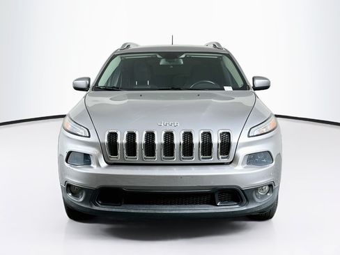 Used 2018 Jeep Cherokee Latitude w/ Cold Weather Group FWD image 2