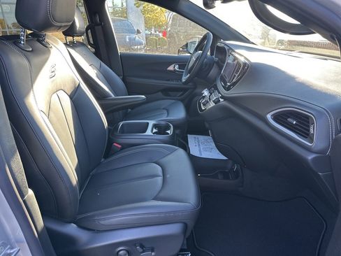 New 2026 Chrysler Pacifica Select image 56