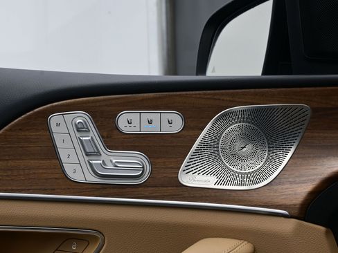 Used 2025 Mercedes-Benz GLS 450 4MATIC image 11