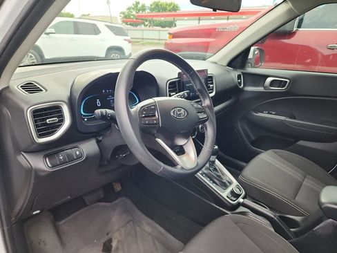 Used 2024 Hyundai Venue SEL FWD image 13