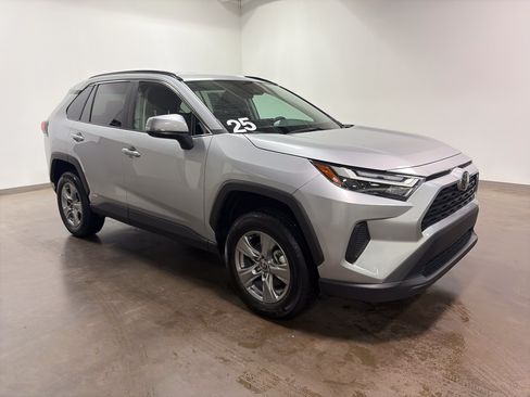 Used 2025 Toyota RAV4 XLE AWD/4WD image 2