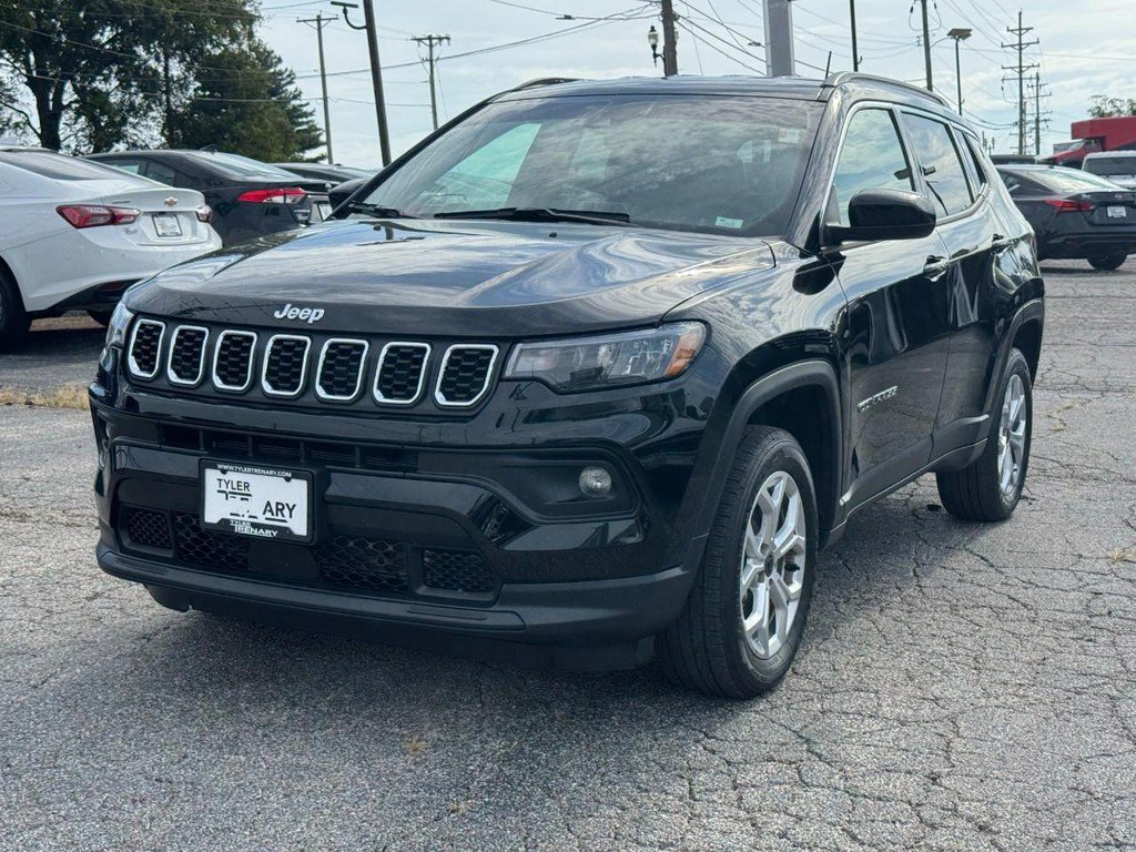 Used 2025 Jeep Compass Latitude w/ Convenience Group AWD/4WD image 8