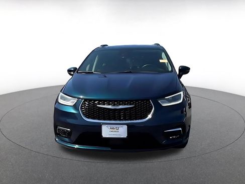 Used 2022 Chrysler Pacifica Touring-L FWD image 4