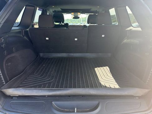 Used 2018 Jeep Grand Cherokee Laredo AWD/4WD image 14