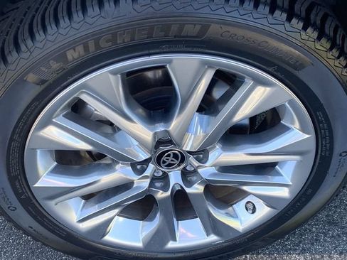 Certified 2024 Toyota Highlander Limited FWD image 36