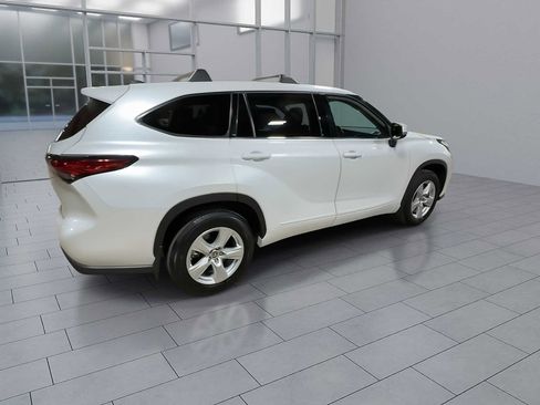 Used 2022 Toyota Highlander LE image 6