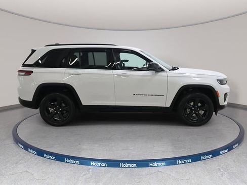 Used 2023 Jeep Grand Cherokee Altitude AWD/4WD image 5
