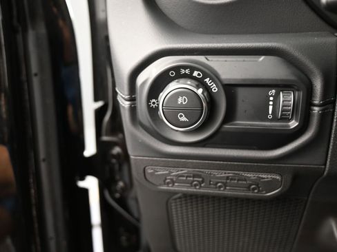 Used 2024 Jeep Gladiator Sport w/ Premium Package image 32