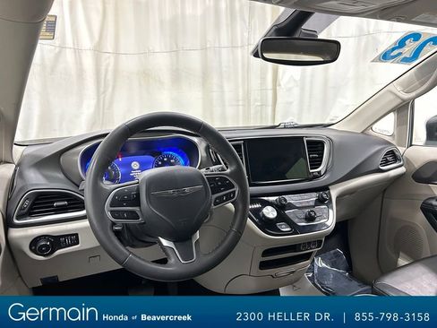 Used 2023 Chrysler Pacifica Touring-L image 17