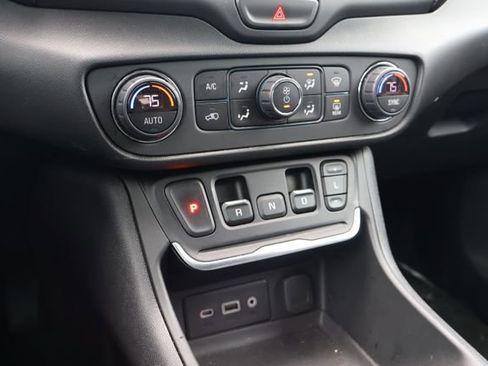 Used 2020 GMC Terrain SLE w/ Driver Convenience Package image 8