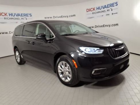 Used 2023 Chrysler Pacifica Touring-L image 3