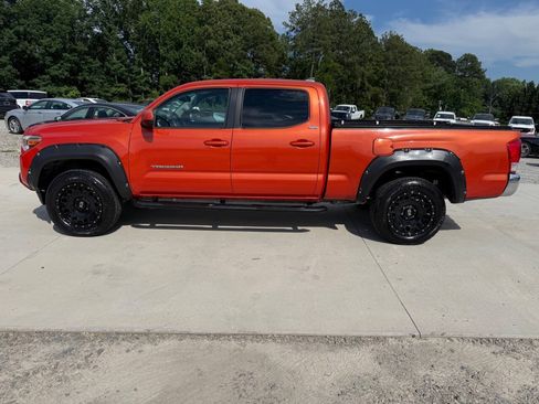 Used 2017 Toyota Tacoma SR5 w/ Tow Package RWD image 4