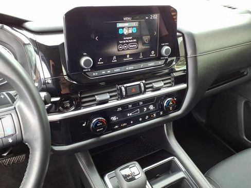 Used 2025 Nissan Pathfinder SV image 10