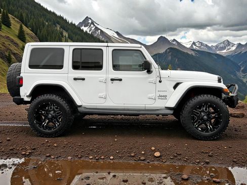 Used 2018 Jeep Wrangler Unlimited Sahara w/ Uconnect 4C Nav & Sound Group AWD/4WD image 9