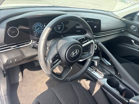 Used 2025 Hyundai Elantra SEL FWD image 4