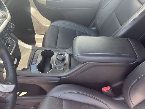 Used 2023 GMC Acadia SLT w/ Technology Package AWD/4WD image 14