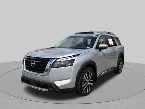 Used 2025 Nissan Pathfinder Platinum w/ Cargo Package AWD/4WD image 19