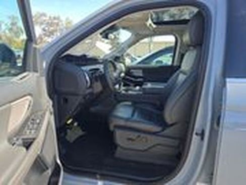 Used 2025 Ford Expedition Active AWD/4WD image 6