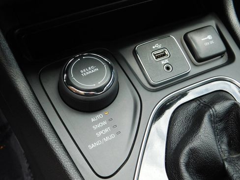 Used 2019 Jeep Cherokee Limited AWD/4WD image 22